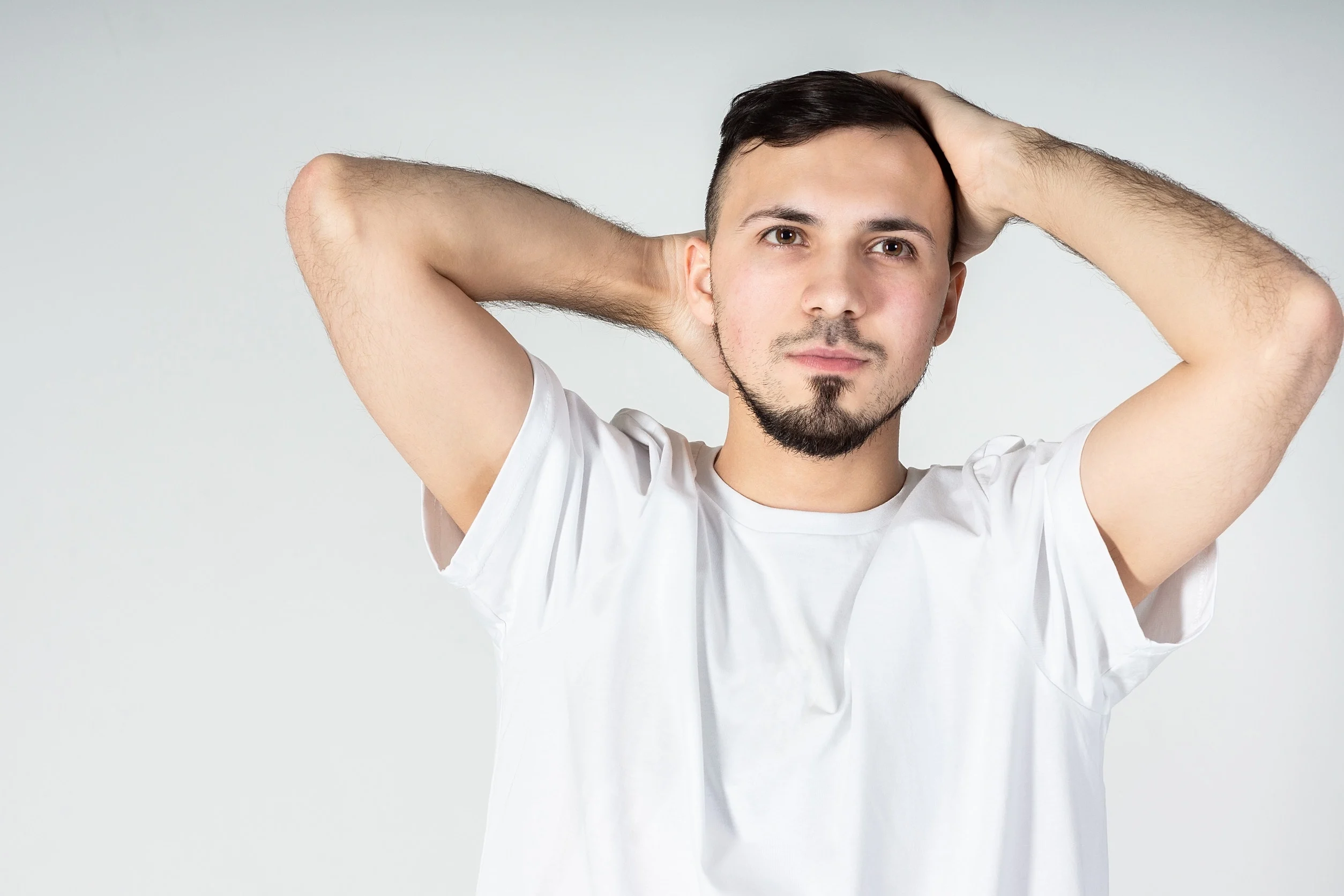 Uomo che analizza i tempi di recupero post trapianto capelli con staminali