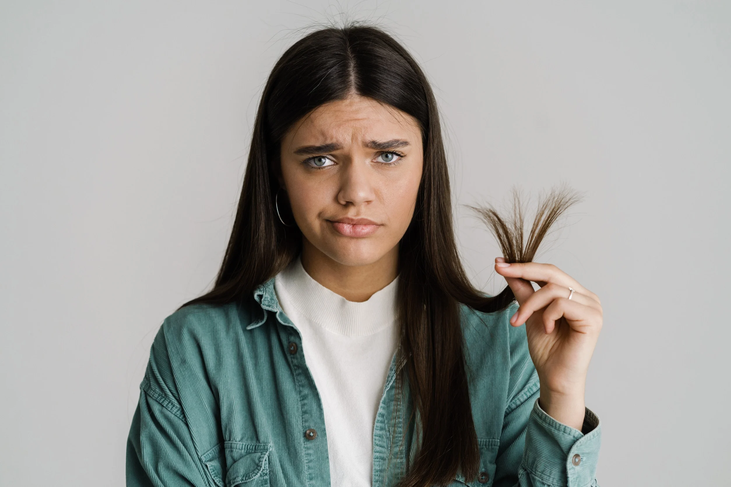 Donna che mostra i propri capelli sottili