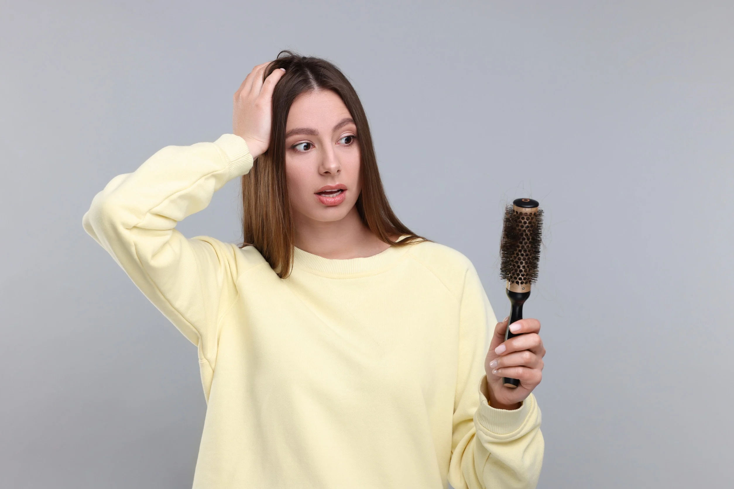 Si può prevenire la caduta dei capelli primaverile con alcune accortezze su lavaggio e alimentazione.