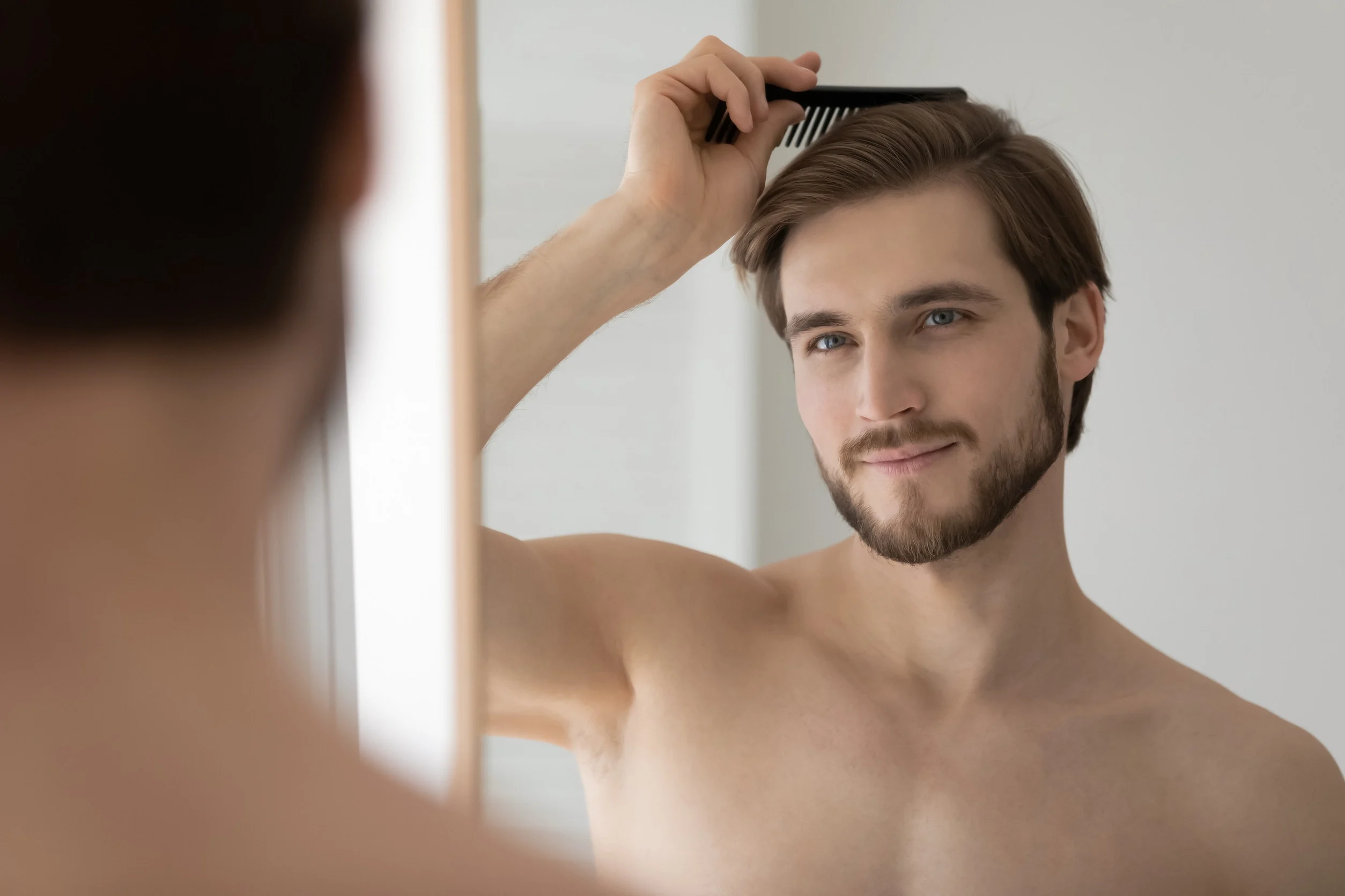 Un uomo che si prende cura dei propri capelli.