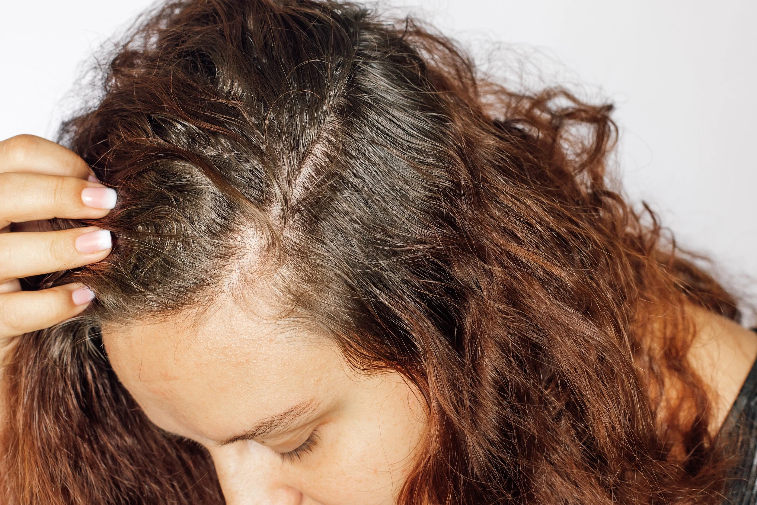 Una donna che si chiede se stia facendo tutto il possibile per evitare di perdere i capelli in primavera.
