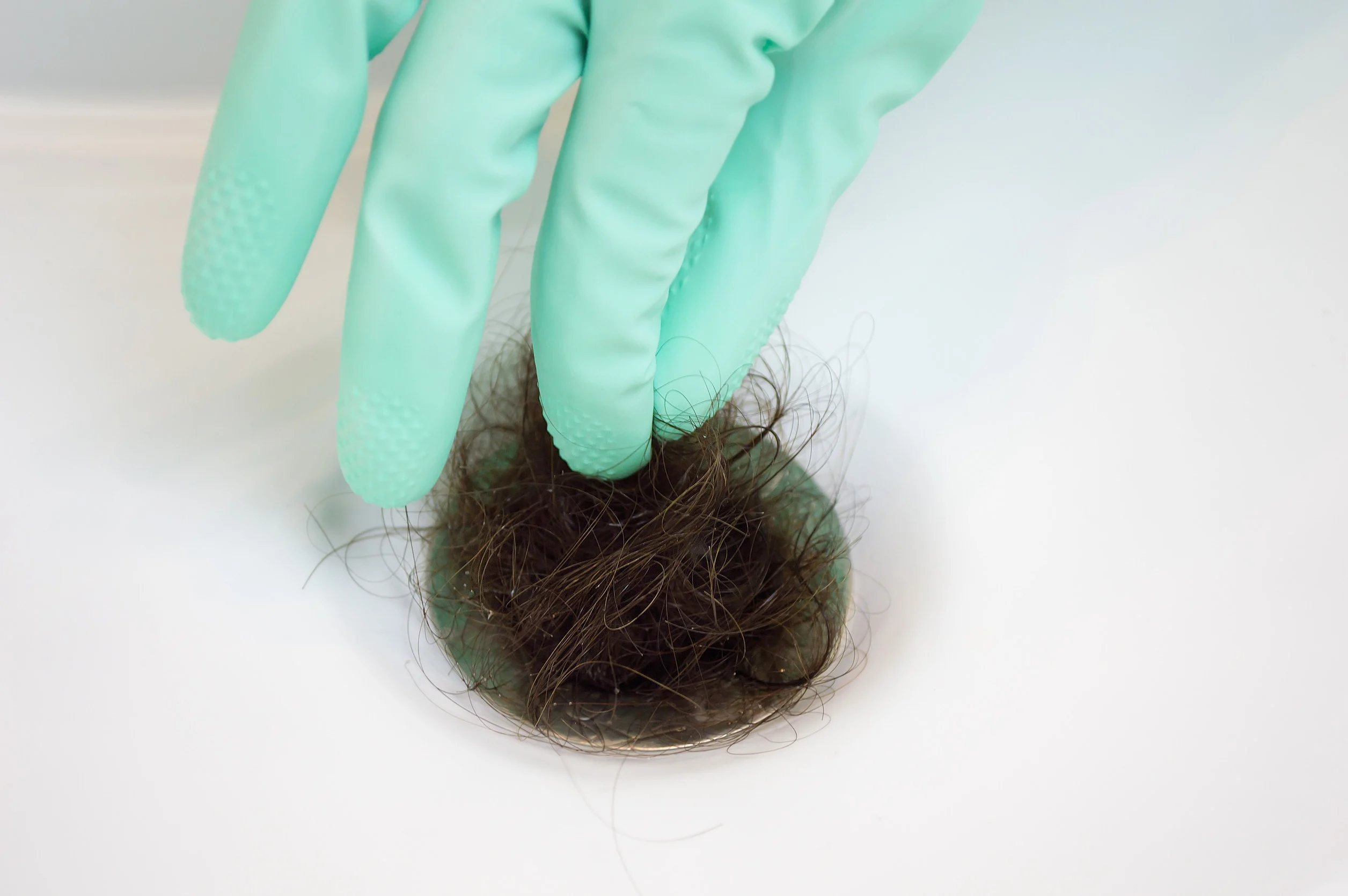 I capelli che cadono nella doccia sono un importante sintomo da non sottovalutare