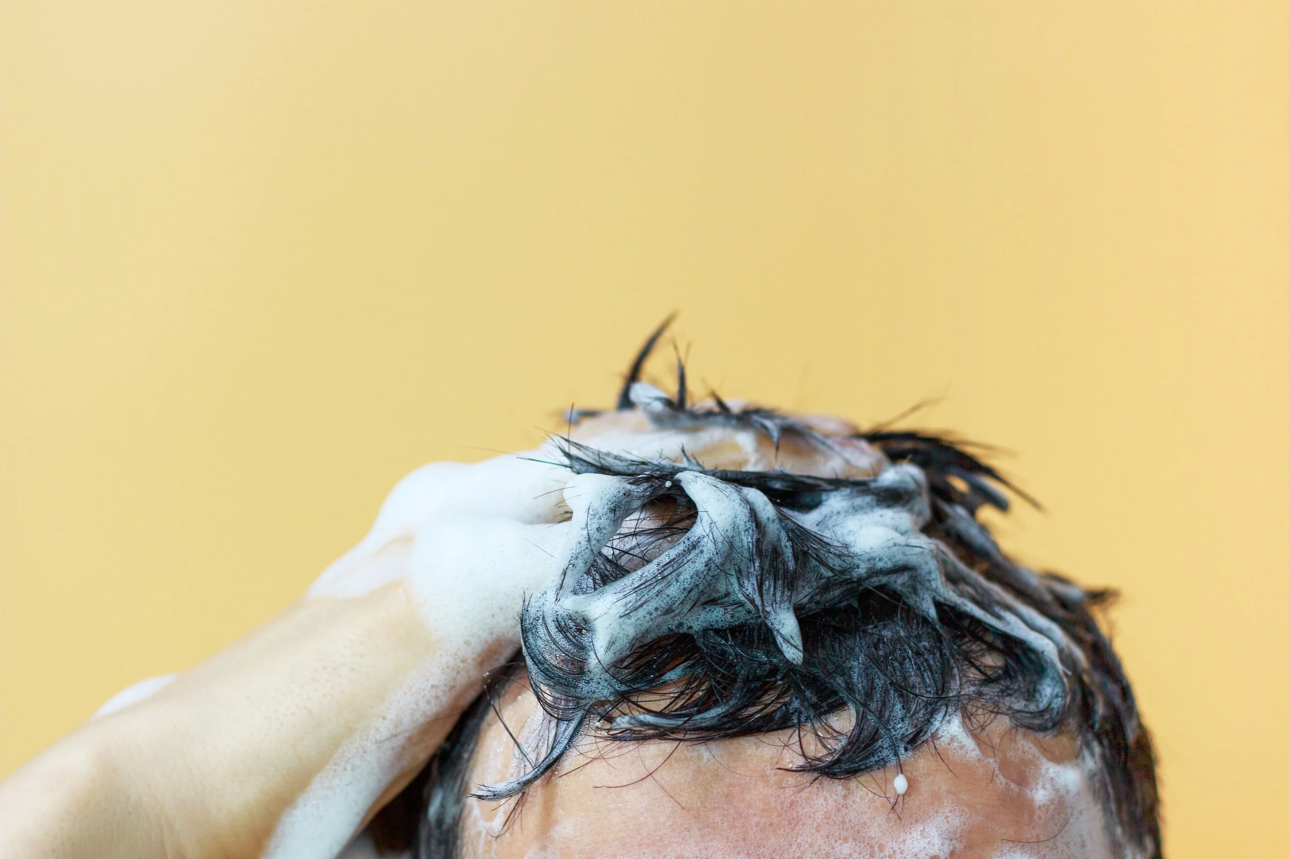 Uno shampoo specifico delicato è uno dei rimedi per il rinforzo dei capelli