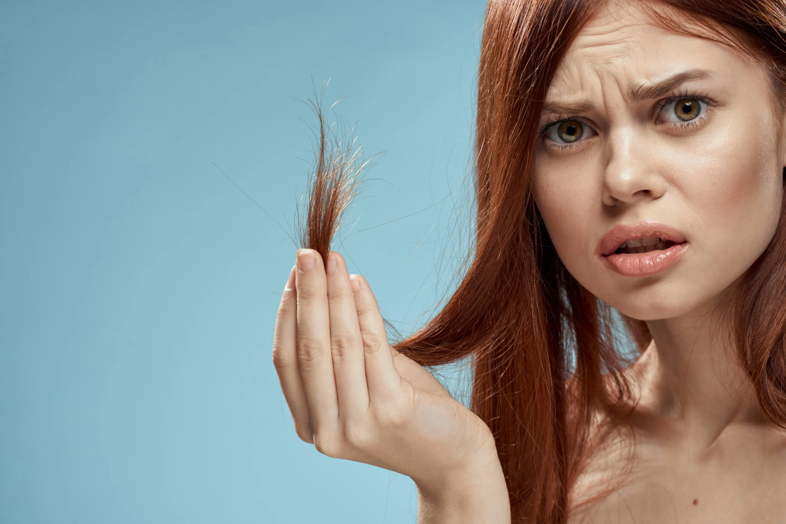 Segni visibili di capelli bruciati, come punte doppie e secchezza.