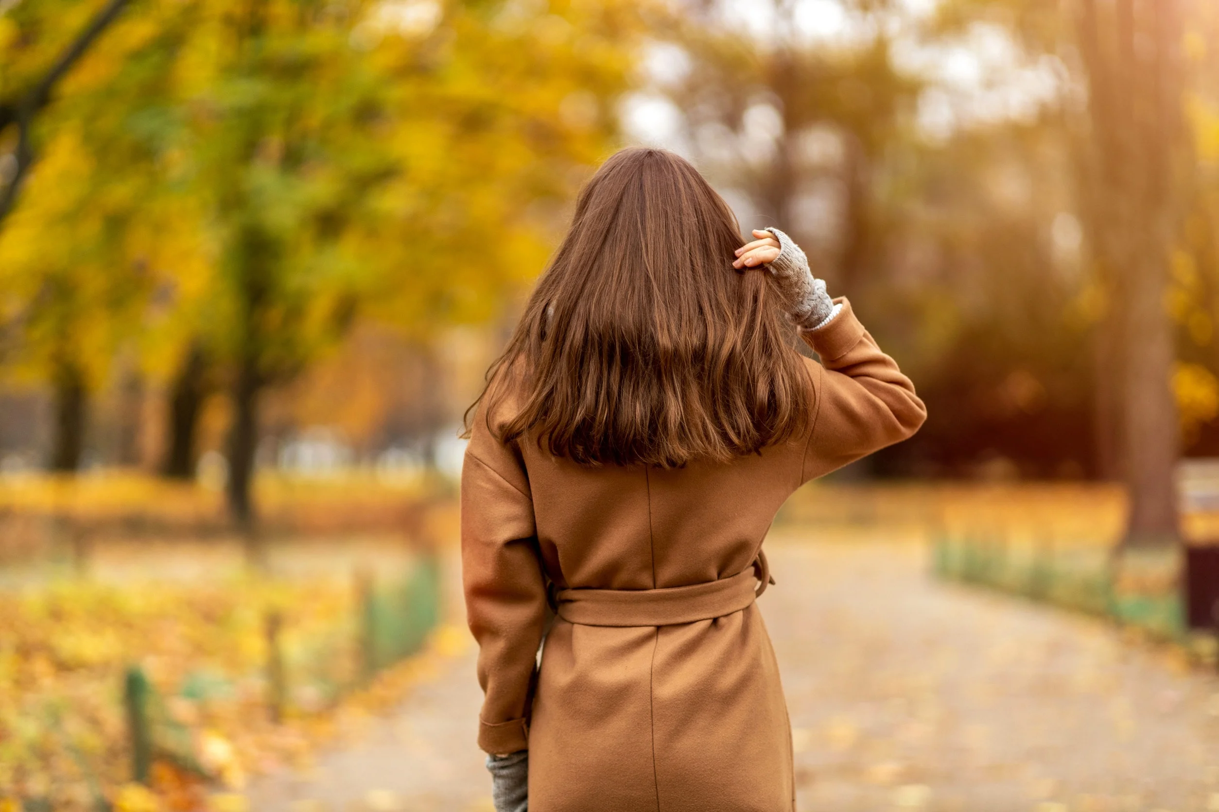 L'autunno è un momento tipico in cui si verifica la caduta dei capelli nel cambio di stagione.