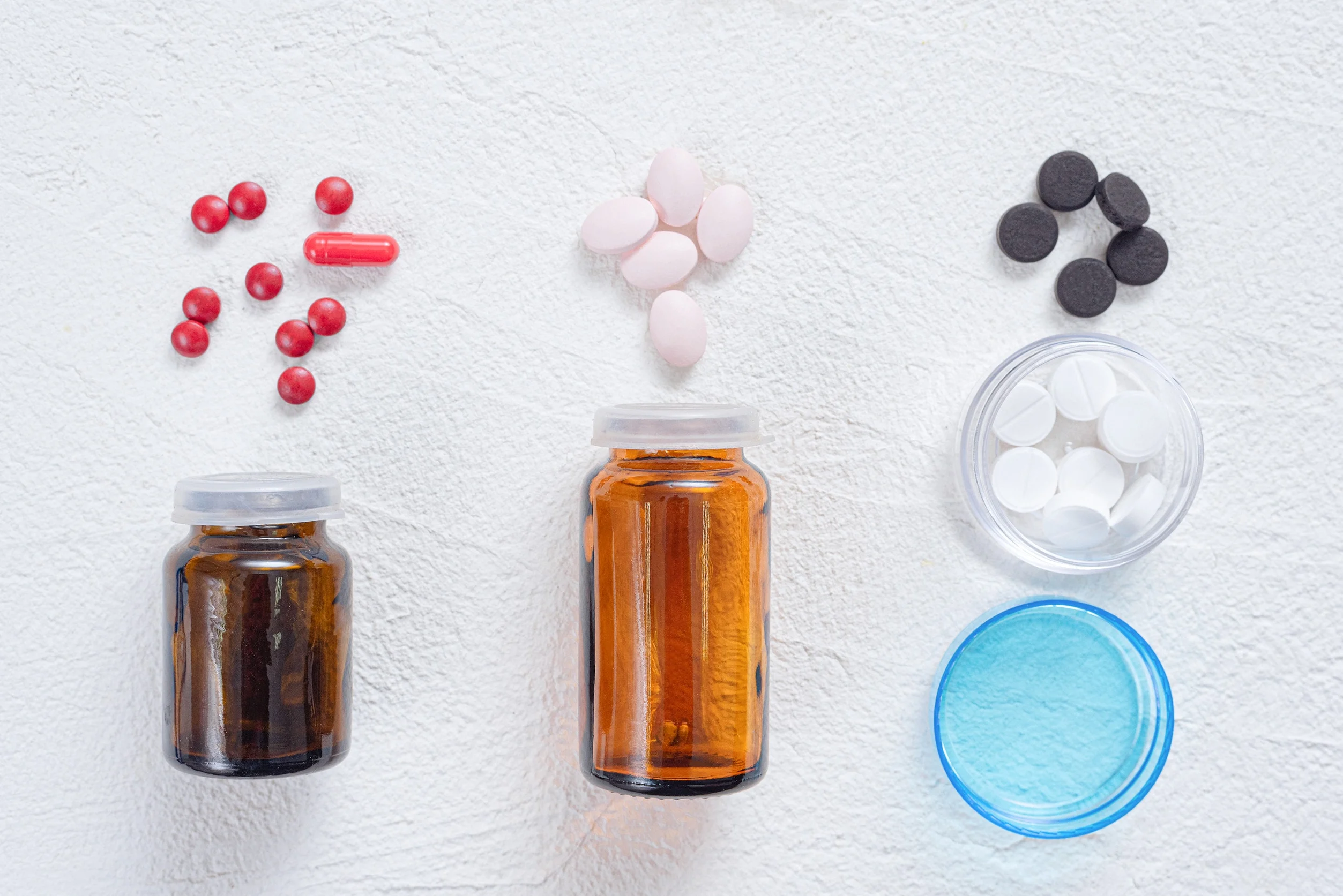 Immagine di vari trattamenti per l'alopecia androgenetica maschile, inclusi farmaci e lozioni.