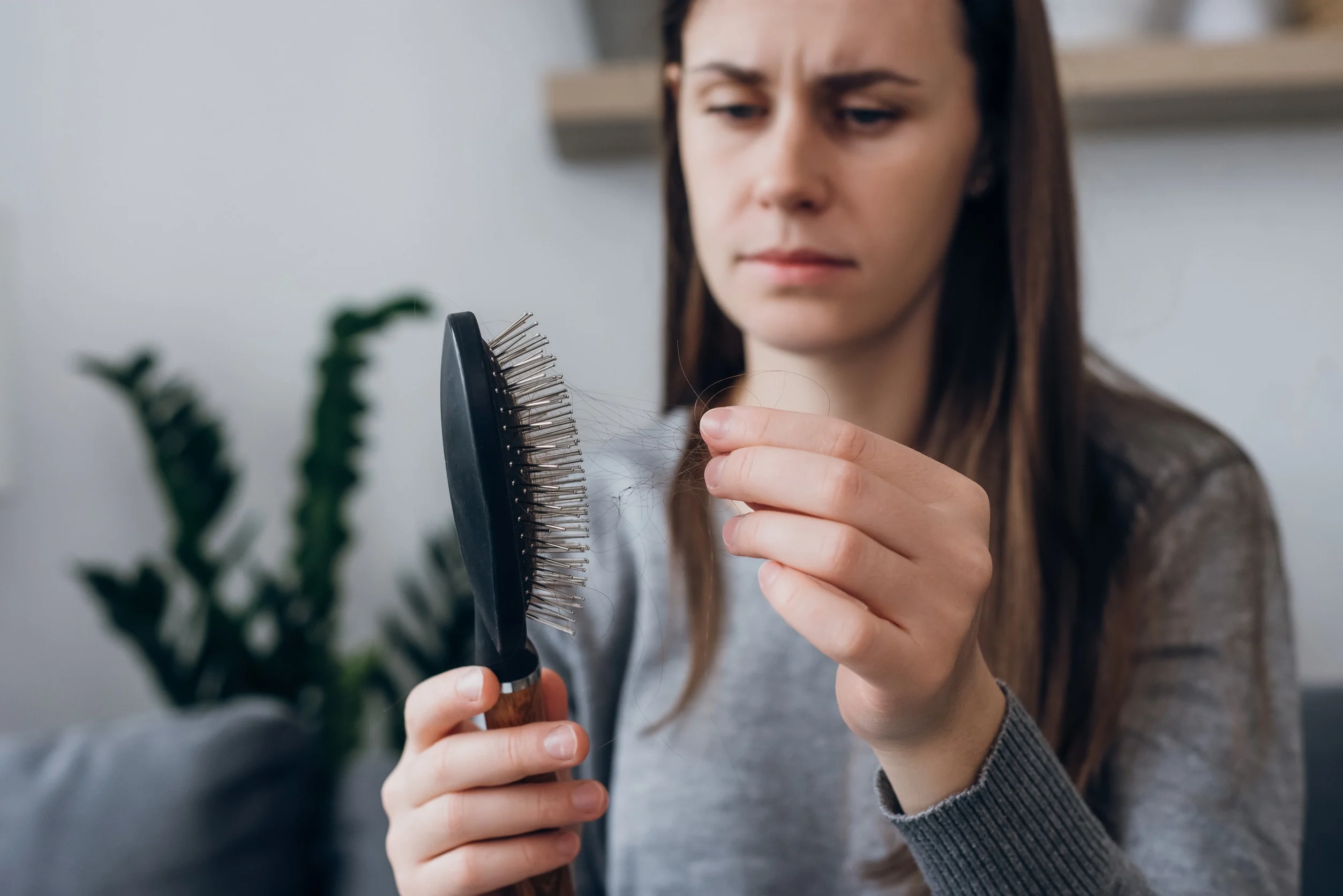 Per capire se i capelli si siano assottigliati, si possono controllare quelli nella spazzola.