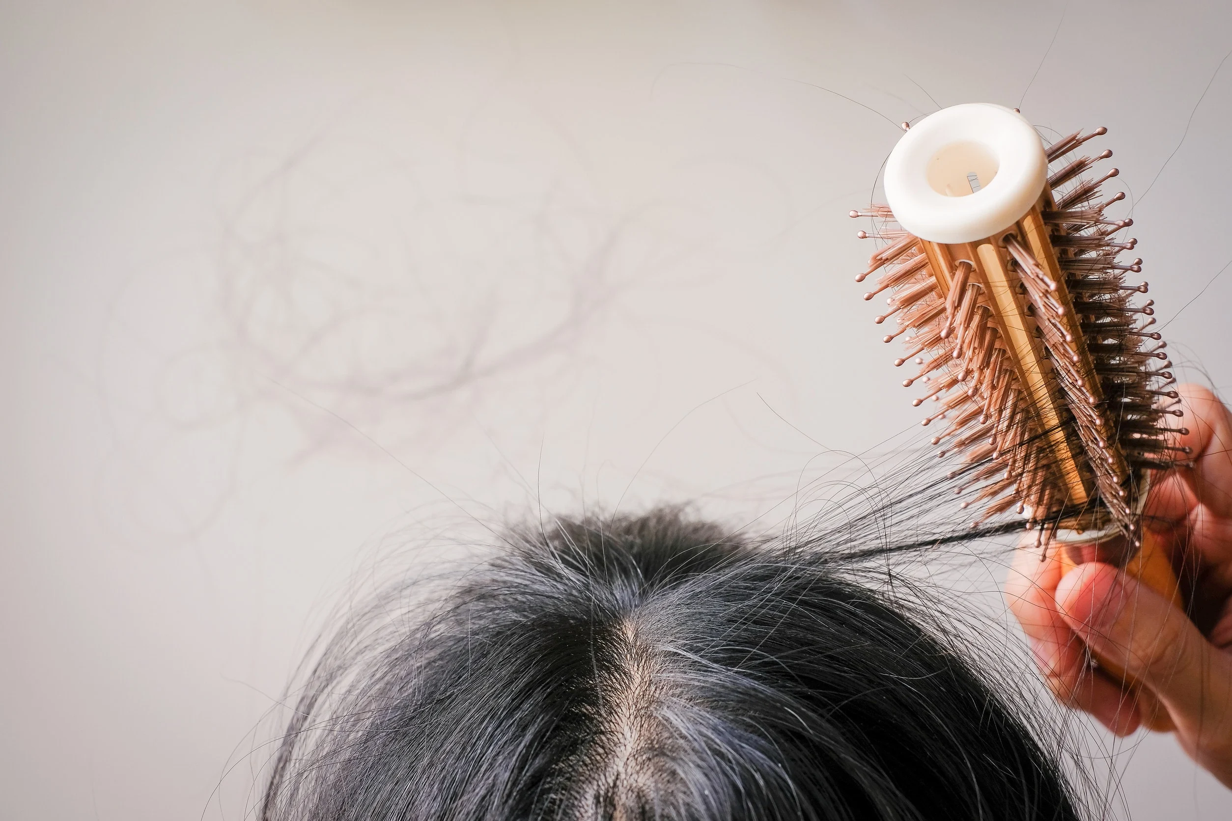Dei capelli assottigliati che si spezzano più facilmente