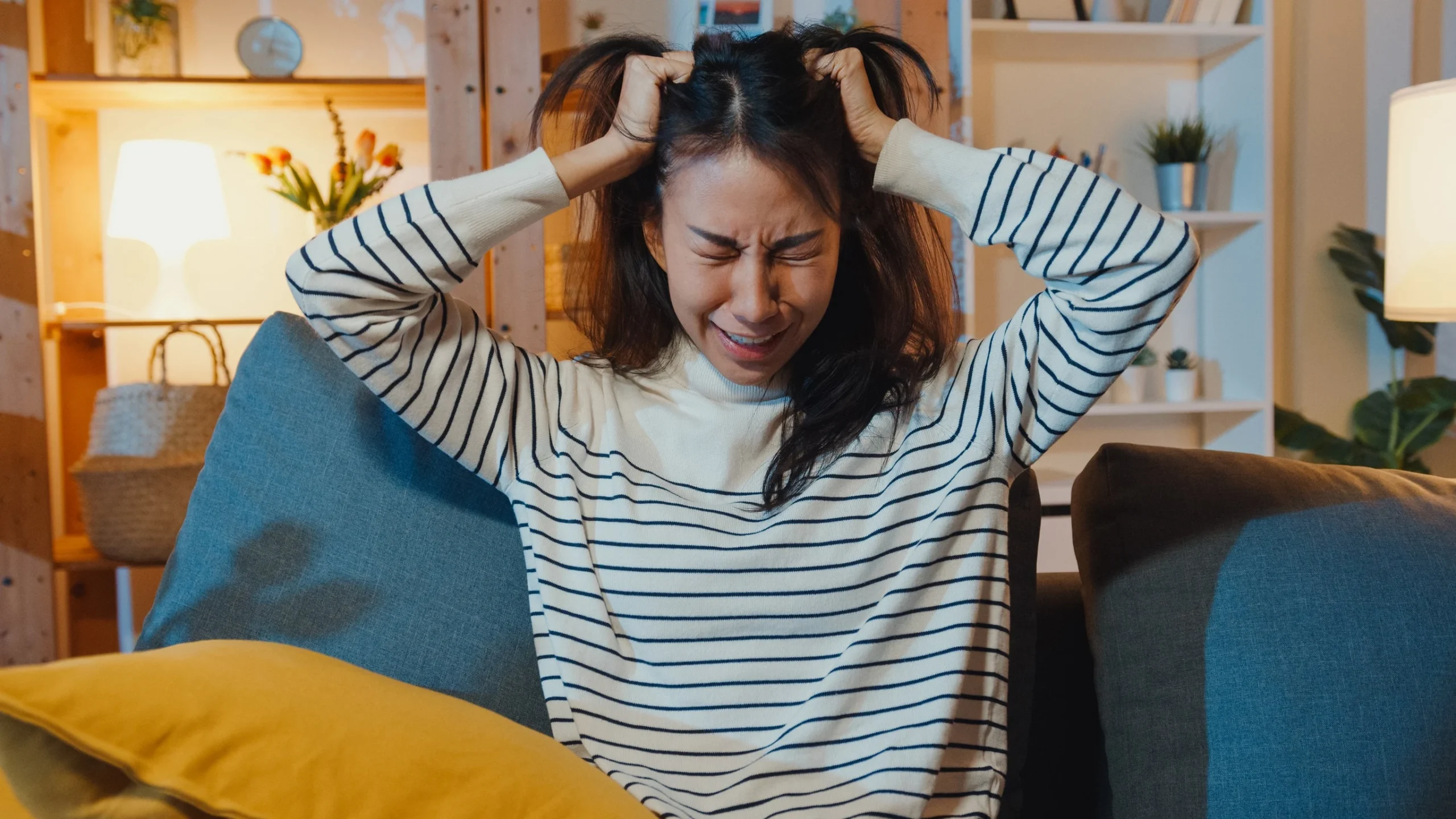 Una donna afflitta dalla perdita di capelli e bisognosa di cure