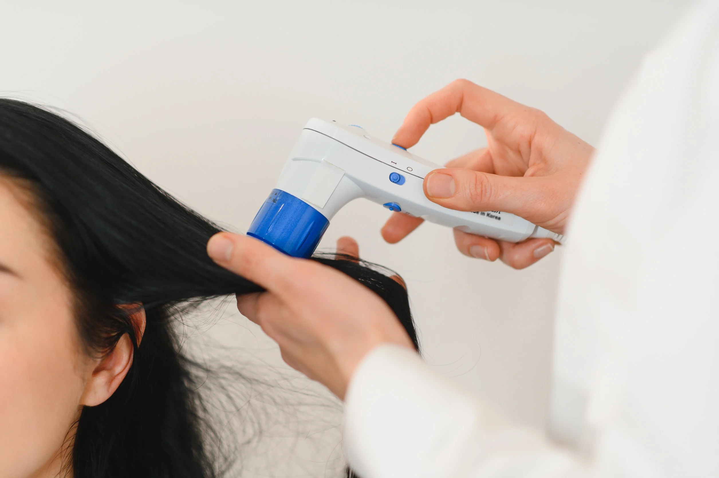 Una donna che si sottopone a trattamento laser per i capelli.