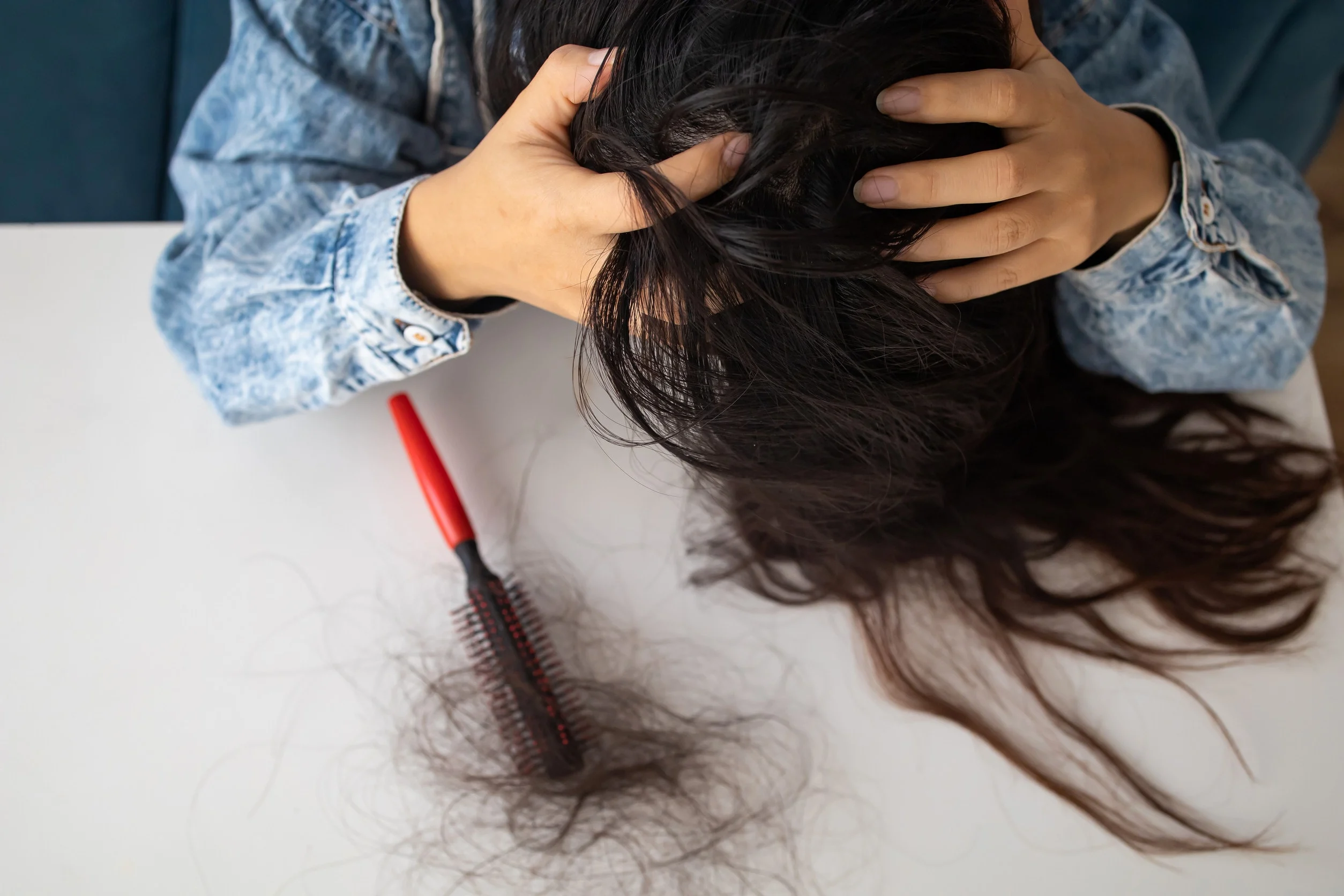una donna che perde tanti capelli spazzolandosi ha sicuramente bisogno di trattamenti avanzati.
