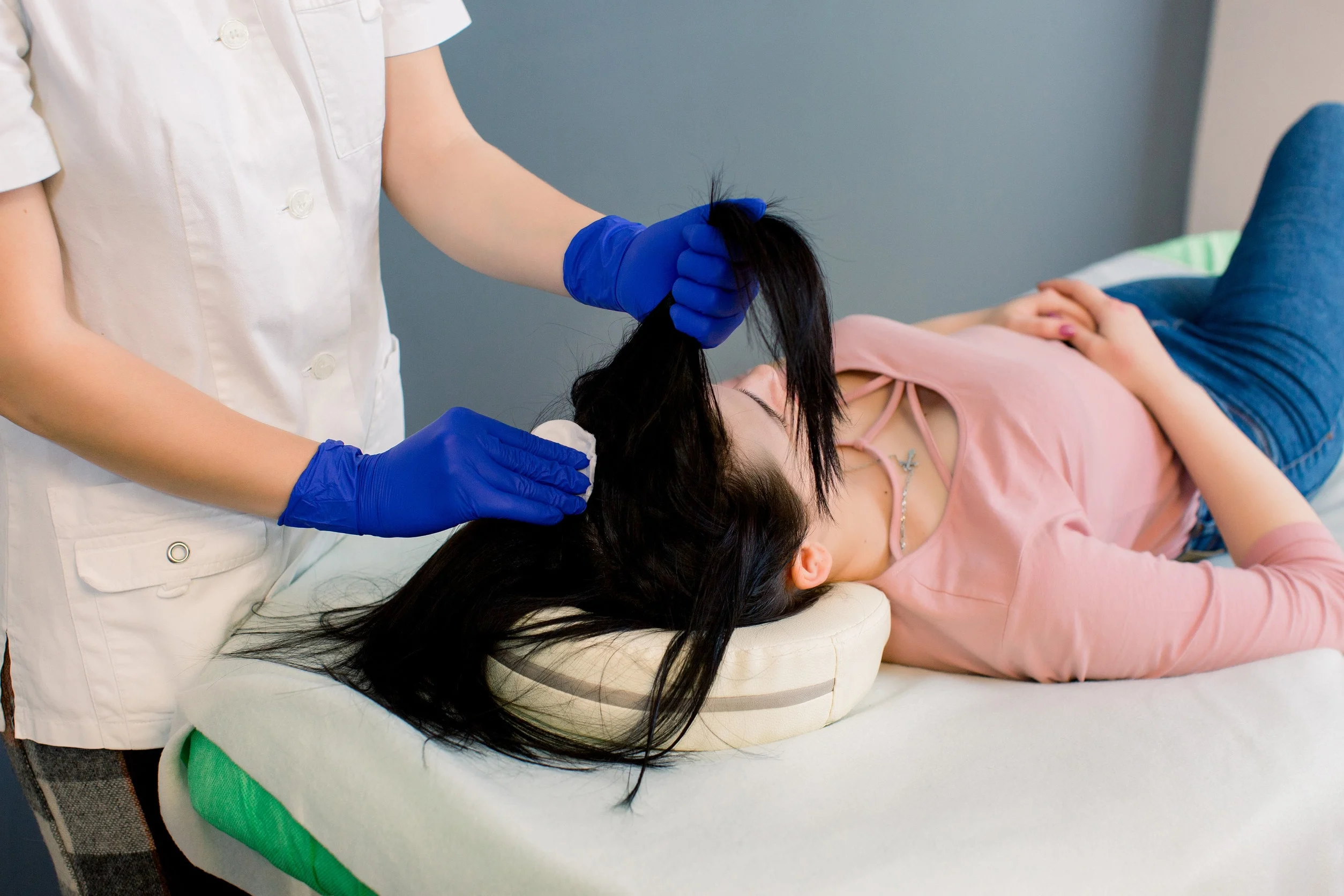 Una donna che si sottopone ad una visita tricologica.